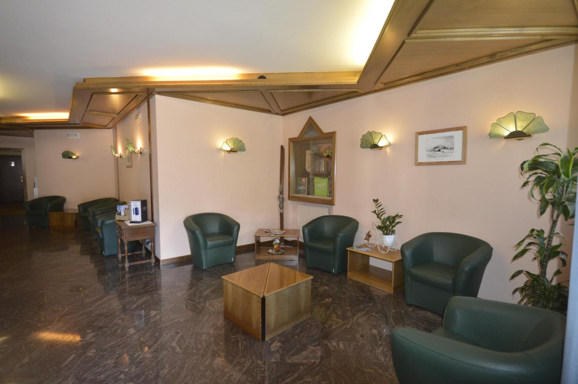 Hotel Quadrifoglio Pinzolo Bagian luar foto