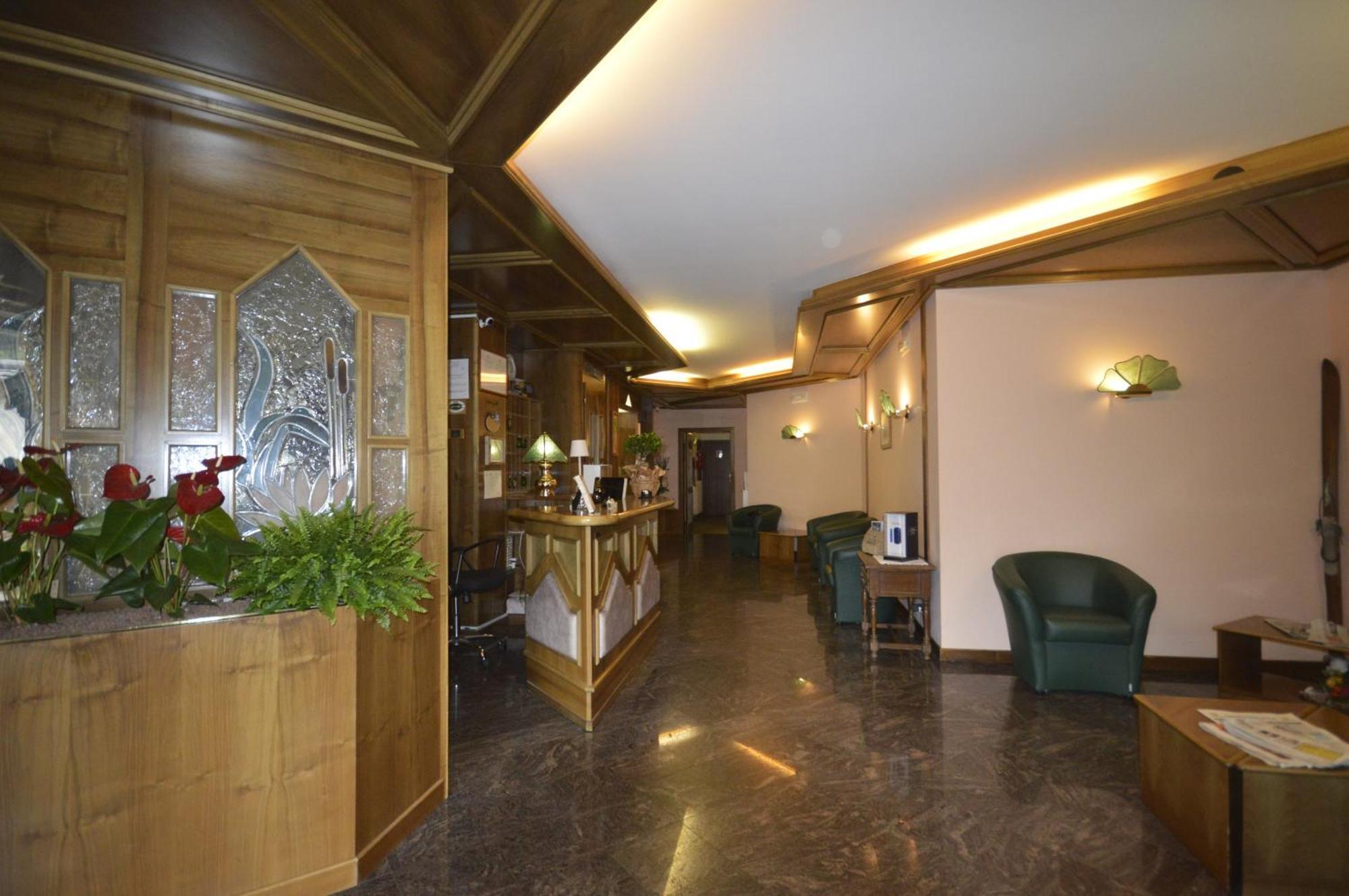 Hotel Quadrifoglio Pinzolo Bagian luar foto