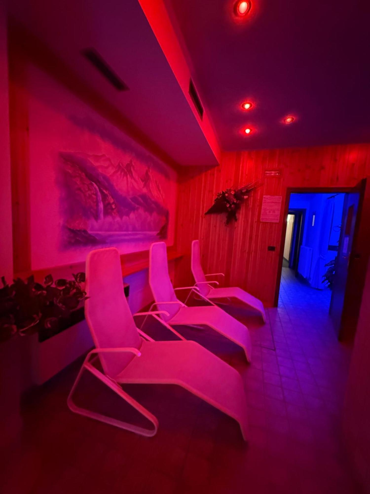 Hotel Quadrifoglio Pinzolo Bagian luar foto