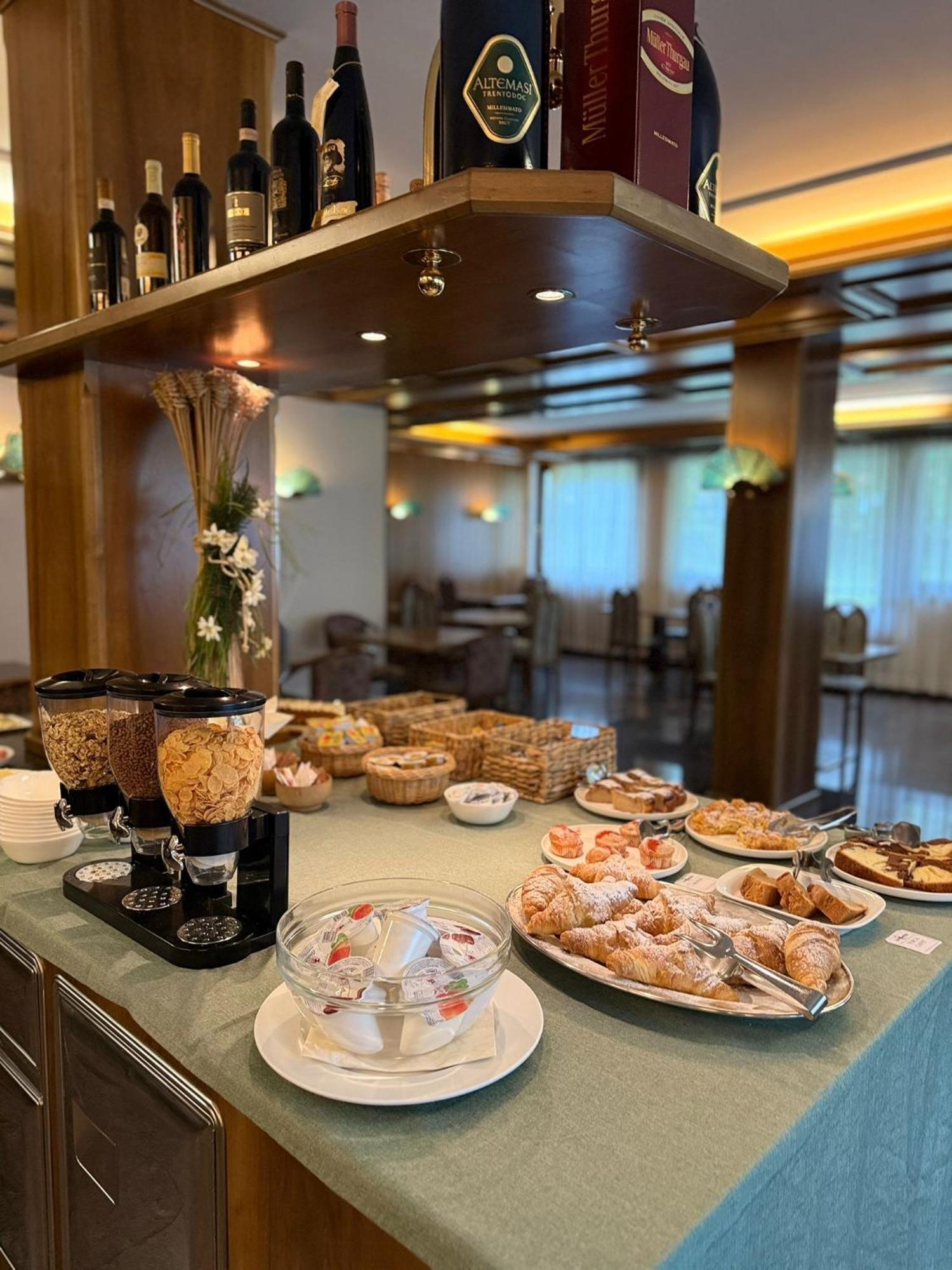 Hotel Quadrifoglio Pinzolo Bagian luar foto
